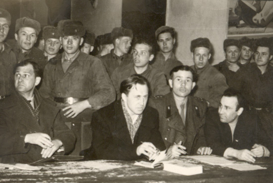 И.М. Ильинский среди солдат воинской части №14079, апрель 1960 г.
