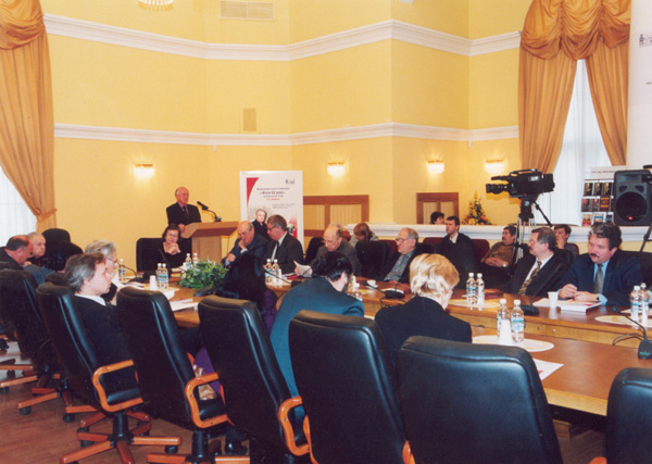 И.М. Ильинский выступает с докладом «XX век. Кризис понимания» на Международной научной конференции «Итоги XX века», посвященной 80-летию А.А. Зиновьева. Москва, МГСА, 15 ноября 2002 г.